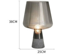 Carica l'immagine nel visualizzatore di Gallery, Lampada da Tavolo Vetro & Cemento – Design Moderno Scultoreo