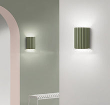 Carica l'immagine nel visualizzatore di Gallery, Applique da Parete in Resina Rigata – Design Minimal in 4 Colori Naturali
