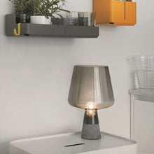 Carica l'immagine nel visualizzatore di Gallery, Lampada da Tavolo Vetro & Cemento – Design Moderno Scultoreo