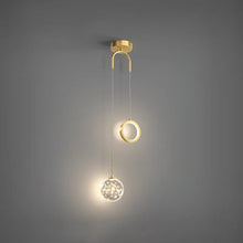 Carica l'immagine nel visualizzatore di Gallery, Lampada a Sospensione da Comodino – Design Anello & Sfera Luminosa in Oro