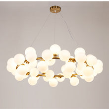 Carica l'immagine nel visualizzatore di Gallery, Lampadario a Sfere Bianche in Vetro – Design Multitesta per Soggiorni Eleganti