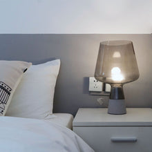 Carica l'immagine nel visualizzatore di Gallery, Lampada da Tavolo Vetro & Cemento – Design Moderno Scultoreo
