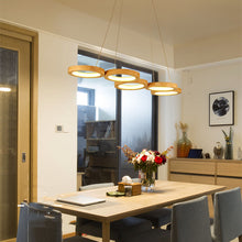 Carica l'immagine nel visualizzatore di Gallery, Lampadario LED in Legno Naturale – Design Circolare per Sala da Pranzo