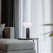 Carica l'immagine nel visualizzatore di Gallery, Lampada da Tavolo Kizu Style – H 45 cm, Marmo Nero e Cupola Bianca