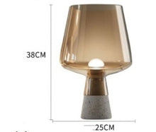Carica l'immagine nel visualizzatore di Gallery, Lampada da Tavolo Vetro & Cemento – Design Moderno Scultoreo