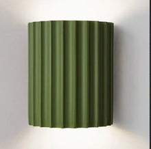 Carica l'immagine nel visualizzatore di Gallery, Applique Moderna Rigata a LED – Multicolore e Dimmerabile per Camera da Letto