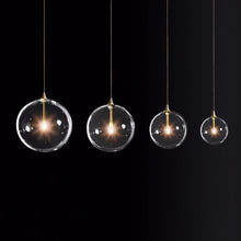 Carica l'immagine nel visualizzatore di Gallery, Lampadario Sferico in Vetro Trasparente – Design Moderno