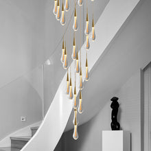Carica l'immagine nel visualizzatore di Gallery, Lampadario a Goccia Cristallina – Design Scultoreo per Scale e In