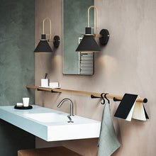 Carica l'immagine nel visualizzatore di Gallery, Applique moderna con finitura ottone – Design conico orientabile
