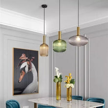Carica l'immagine nel visualizzatore di Gallery, Lampada Sospesa in Vetro Rigato e Ottone – Eleganza Retro Contemporanea