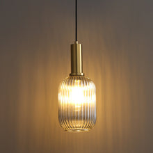 Carica l'immagine nel visualizzatore di Gallery, Lampada Sospesa in Vetro Rigato e Ottone – Eleganza Retro Contemporanea
