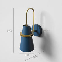 Carica l'immagine nel visualizzatore di Gallery, Applique moderna con finitura ottone – Design conico orientabile
