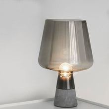 Carica l'immagine nel visualizzatore di Gallery, Lampada da Tavolo Vetro &amp; Cemento – Design Moderno Scultoreo
