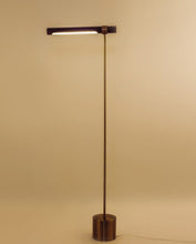 Carica l'immagine nel visualizzatore di Gallery, Individual wood grain table lamp
