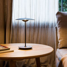 Carica l'immagine nel visualizzatore di Gallery, Lampada da tavolo effetto legno UFO – Design minimal con luce calda LED
