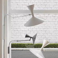 Carica l'immagine nel visualizzatore di Gallery, Lampada da Parete Le Corbusier-Style – Braccio Snodato e Design Scultoreo
