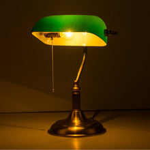 Carica l'immagine nel visualizzatore di Gallery, Lampada da Tavolo in Ottone con Paralume Verde Vintage – Stile Classico da Ufficio
