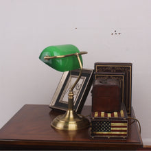 Carica l'immagine nel visualizzatore di Gallery, Lampada da Tavolo in Ottone con Paralume Verde Vintage – Stile Classico da Ufficio
