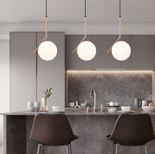 Carica l'immagine nel visualizzatore di Gallery, Single head glass ball chandelier
