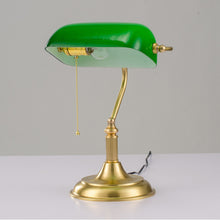 Carica l'immagine nel visualizzatore di Gallery, Lampada da Tavolo in Ottone con Paralume Verde Vintage – Stile Classico da Ufficio
