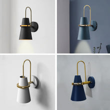 Carica l'immagine nel visualizzatore di Gallery, Applique moderna con finitura ottone – Design conico orientabile
