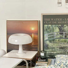 Carica l&#39;immagine nel visualizzatore di Gallery, Lampada da Tavolo Mushroom Style – Ispirazione Retrò Nordica in Bianco o Arancio
