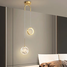 Carica l'immagine nel visualizzatore di Gallery, Lampada a Sospensione da Comodino – Design Anello &amp; Sfera Luminosa in Oro

