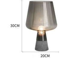 Carica l'immagine nel visualizzatore di Gallery, Lampada da Tavolo Vetro &amp; Cemento – Design Moderno Scultoreo
