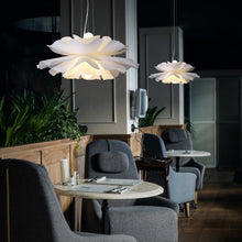 Carica l'immagine nel visualizzatore di Gallery, Lampadario Flower Light – Eleganza organica in sospensione
