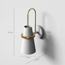 Carica l'immagine nel visualizzatore di Gallery, Applique moderna con finitura ottone – Design conico orientabile
