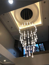 Carica l'immagine nel visualizzatore di Gallery, Lampadario a Goccia Cristallina – Design Scultoreo per Scale e In
