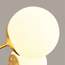 Carica l'immagine nel visualizzatore di Gallery, Lampadario in Rame Dorato a Sfere – Eleganza Moderna per Zona Notte o Living
