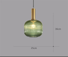 Carica l'immagine nel visualizzatore di Gallery, Lampada Sospesa in Vetro Rigato e Ottone – Eleganza Retro Contemporanea
