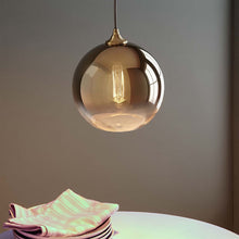 Carica l'immagine nel visualizzatore di Gallery, Lampadario Sferico Oro Sfumato – Design Minimal per Bar, Caffè e Zona Notte
