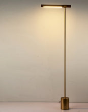 Carica l'immagine nel visualizzatore di Gallery, Individual wood grain table lamp
