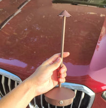 Carica l'immagine nel visualizzatore di Gallery, Lampada da tavolo LED oro – Design minimal ricaricabile con luce regolabile
