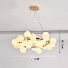 Carica l'immagine nel visualizzatore di Gallery, Lampadario a Sfere Bianche in Vetro – Design Multitesta per Soggiorni Eleganti
