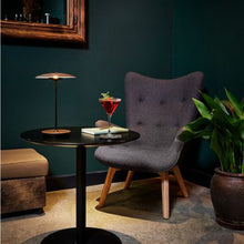 Carica l'immagine nel visualizzatore di Gallery, Lampada da tavolo effetto legno UFO – Design minimal con luce calda LED
