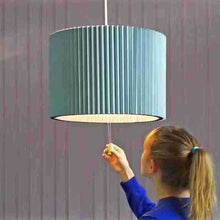 Carica l'immagine nel visualizzatore di Gallery, Lampadario Retrattile Moderno – Paralume Plissettato Design Contemporaneo
