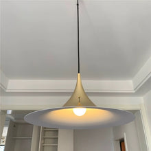 Carica l'immagine nel visualizzatore di Gallery, Lampadario Design Nordico | Ispirato alla Semi Pendant di Bonderup &amp; Thoru
