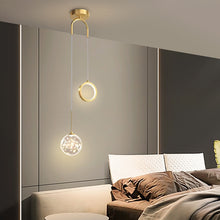 Carica l'immagine nel visualizzatore di Gallery, Lampada a Sospensione da Comodino – Design Anello &amp; Sfera Luminosa in Oro
