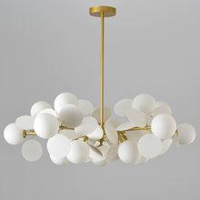 Carica l'immagine nel visualizzatore di Gallery, Lampadario Moderno a Sfere con Dettagli Decorativi – Stile Nordico da 130 cm
