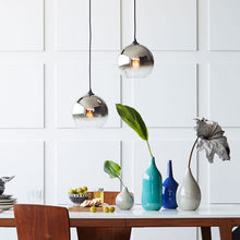 Carica l'immagine nel visualizzatore di Gallery, Lampadario Sferico Oro Sfumato – Design Minimal per Bar, Caffè e Zona Notte
